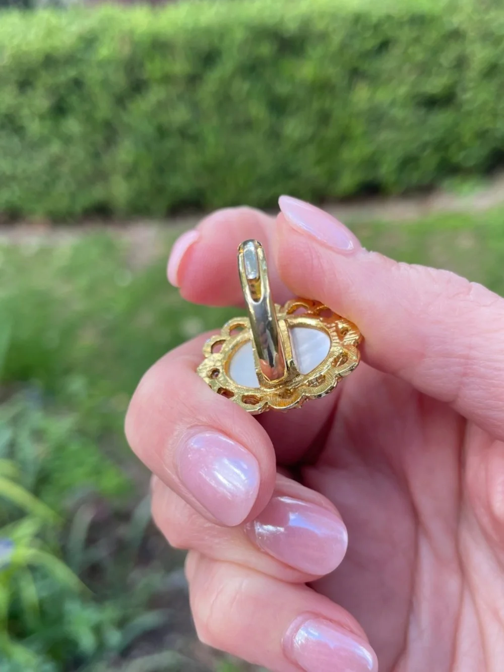 Vintage Scalloped Filigree Ring with Mother of Pearl and Split Adjustable Band - Picture 4 of 7
